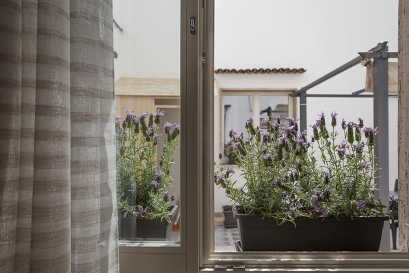 Chambre Double Supérieure | Vue sur la cour