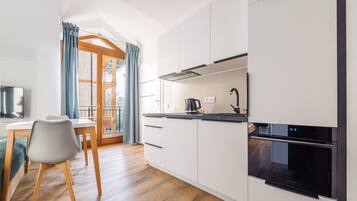 Estudio (20) | Cocineta privada | Refrigerador, parrilla de estufa y tetera eléctrica