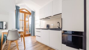 Studio (20) | Private kitchenette | Fridge, stovetop, electric kettle, cookware/dishes/utensils