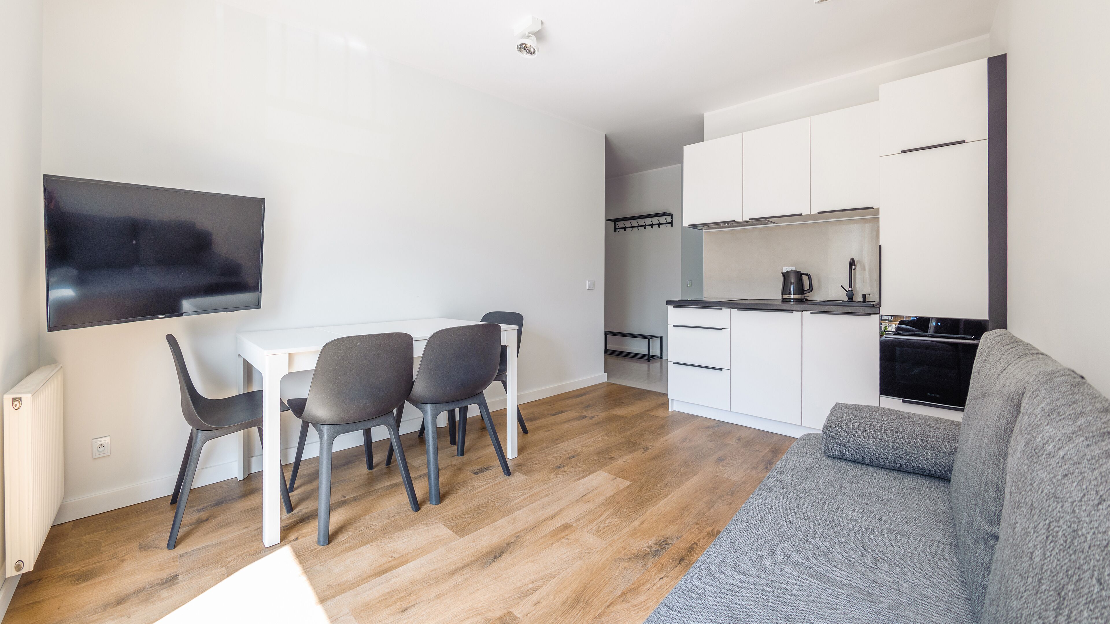 Un apartamento moderno con comedor, cocina y sala de estar.