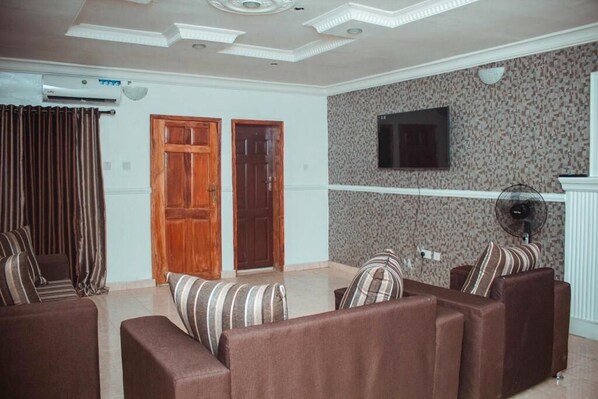TV - 3 Bedroom Serviced Apartment. Maryland (Lagos)
