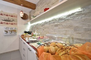 Petit déjeuner complet compris tous les jours