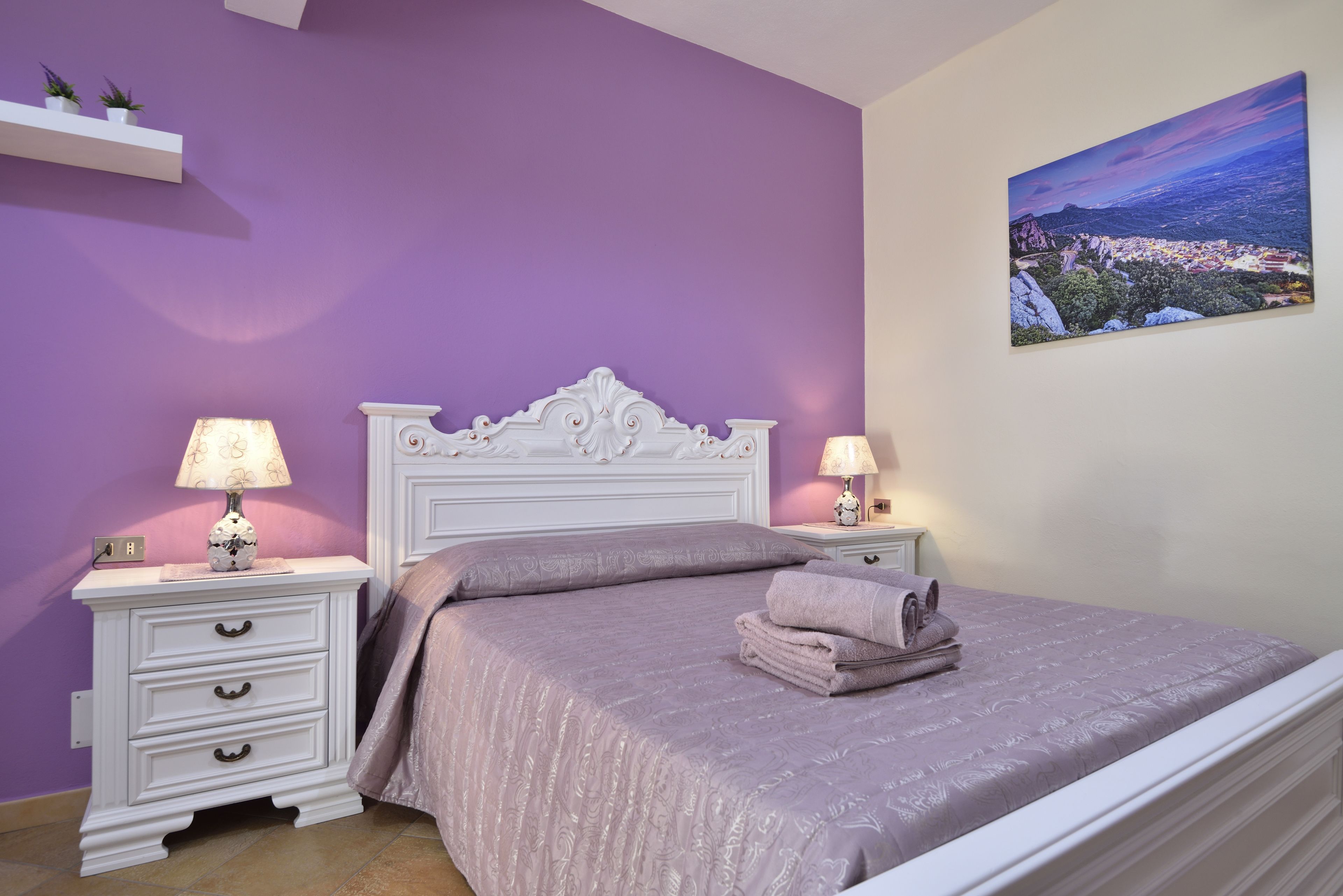 Doppia Comfort, 1 letto queen, bagno privato | Con stile personalizzato, con arredamento individuale, una scrivania