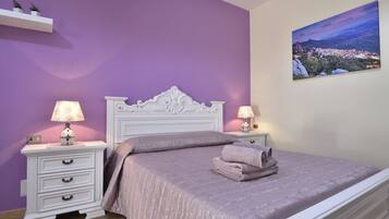 Doppia Comfort, 1 letto queen, bagno privato | Con stile personalizzato, con arredamento individuale, una scrivania