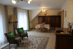 120-cm flat-screen TV with cable channels, TV - Ferienwohnungen Posthotel (Bad Bertrich)