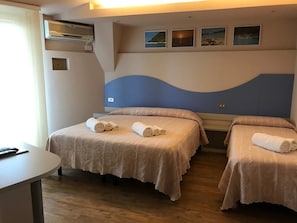In-room safe, desk, free WiFi, bed sheets - Hotel Moderno (Cervia)