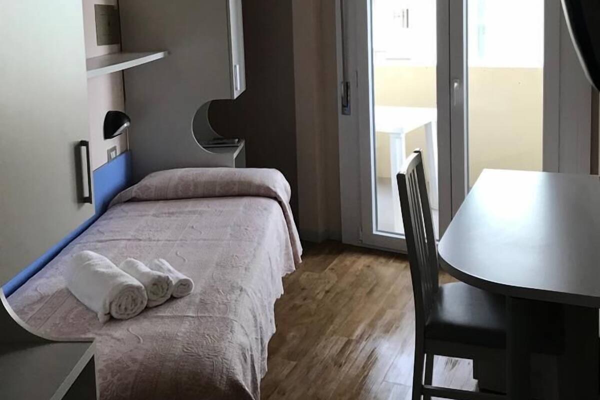 Habitación individual, balcón, vista al mar | Caja de seguridad en la habitación, escritorio y wifi gratis