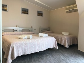In-room safe, desk, free WiFi, bed sheets - Hotel Moderno (Cervia)