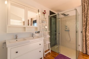 Douche, sĂšche-cheveux, serviettes fournies, savon