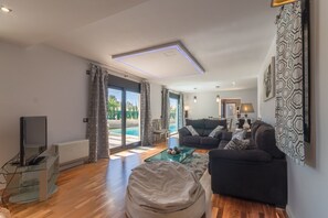 TV, fireplace, DVD player - The First Breeze, Villa 5StarsHome Mallorca (LLucmajor)
