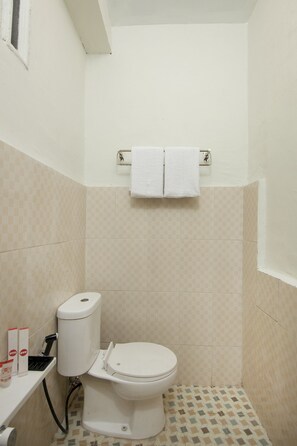 Standard Double Room | Bathroom - Berastagi (Medan)