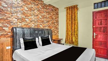 Standard Double Room | Desk, free WiFi, bed sheets