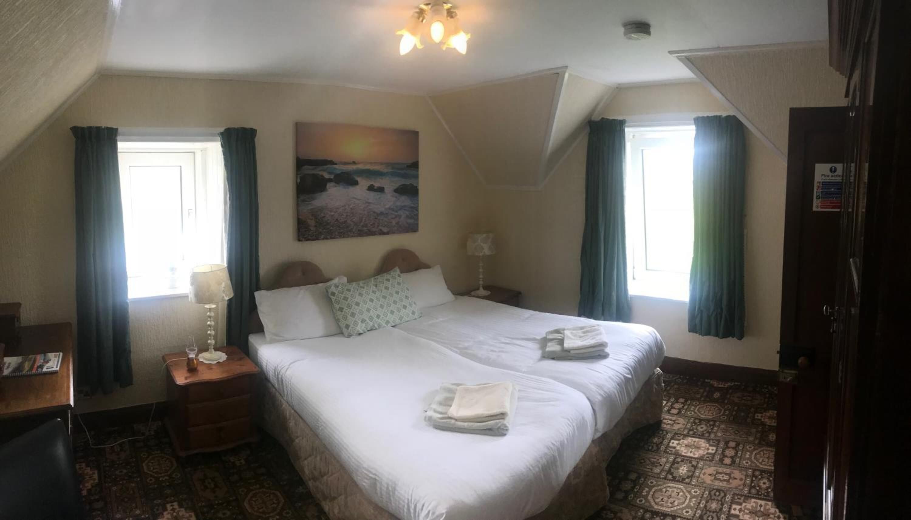 Decoración personalizada, muebles diferentes y ropa de cama 