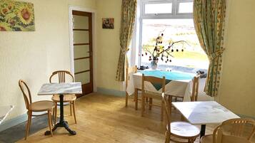 Petit déjeuner préparé à la commande compris tous les jours