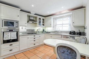 Exclusive Apartment, Multiple Beds, Courtyard View | Private kitchen