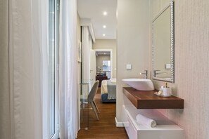 2 chambres, bureau, fer et planche à repasser, lit parapluie
