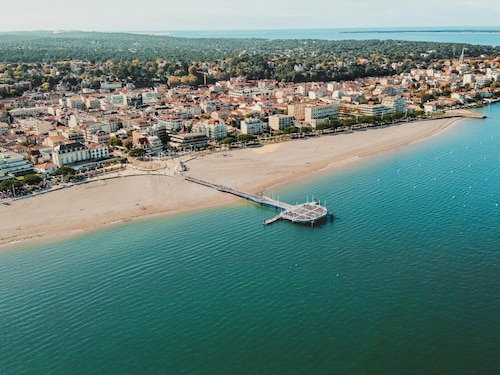 Central Arcachon: Modern 3BR Apartment, Terrace, Steps to Beach & Shops, Parking Included