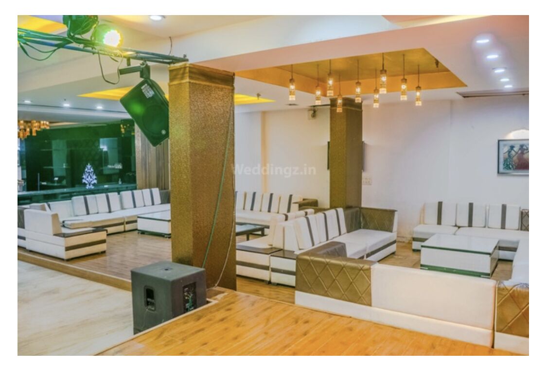 Un espace de détente moderne, doté de canapés et d’une table en bois, ainsi que d’un système d’éclairage au plafond et d’une chaîne hi-fi.