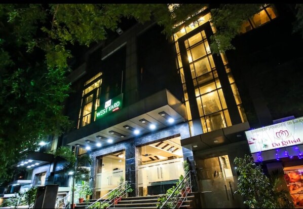 住宿正面 (夜晚)