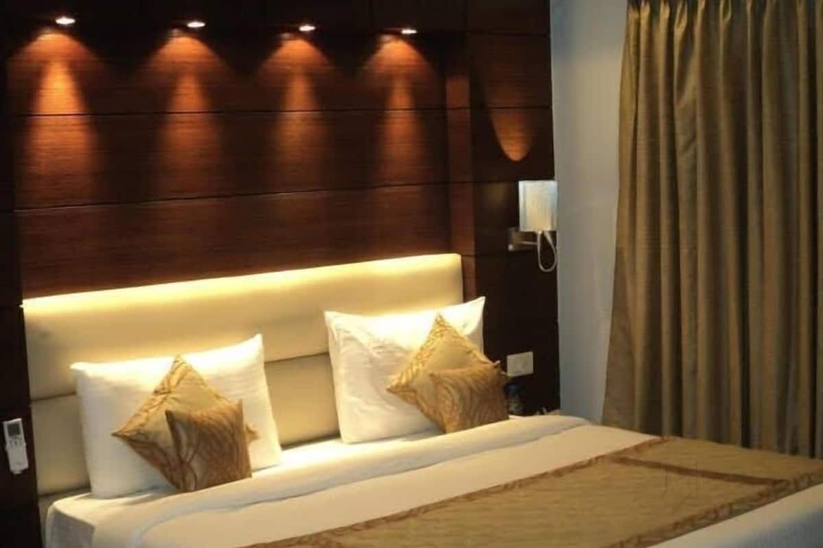 Deluxe Room, Smoking (King) | In-room safe, iron/ironing board, cots/infant beds, rollaway beds