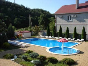 สระว่ายน้ำกลางแจ้ง