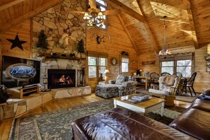 Fireplace, DVD player - Cherokee Dreamer`s Den (Blue Ridge)