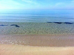 Sulla spiaggia, lettini da mare