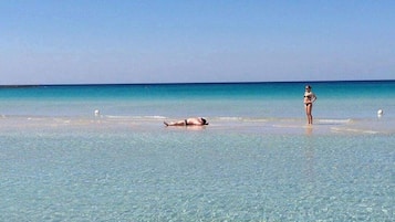 På stranden och solstolar