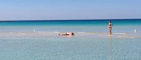 Sulla spiaggia, lettini da mare