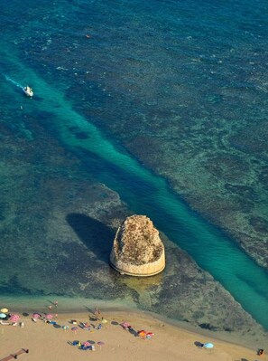 Sulla spiaggia, lettini da mare