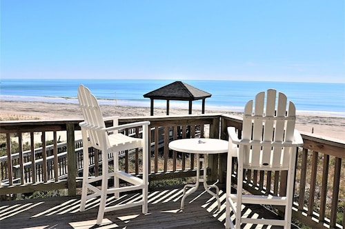 Oceanfront 4BR, Spectacular Views, Beach Walkway & Dog-Friendly Comfort
