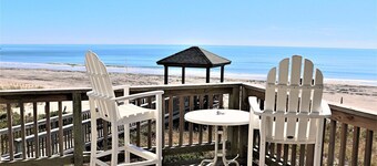 Oceanfront 4BR, Spectacular Views, Beach Walkway & Dog-Friendly Comfort