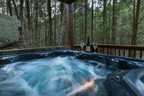 Outdoor spa tub - Roaring Creek | Ellijay, Ga (Ellijay)