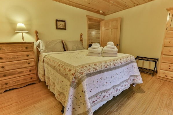 3 bedrooms, iron/ironing board, WiFi, bed sheets