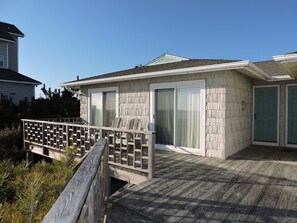Exterior - Oceanfront Cozy Retreat | Open Deck & Easy Beach Access | Perfect for Small Fami (Emerald Isle)
