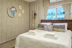 1 bedroom, desk, iron/ironing board, travel cot - HaHavatselet 19  - Isrentals (Jerusalem)