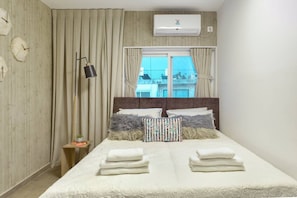 1 Schlafzimmer, Schreibtisch, Bügeleisen/Bügelbrett, Reisekinderbett
