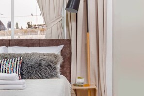 1 bedroom, desk, iron/ironing board, travel crib - HaHavatselet 19  - Isrentals (Jerusalem)