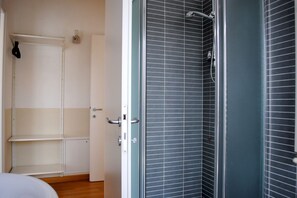 Een douche, een haardroger, een bidet, handdoeken