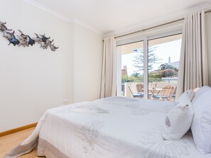 2 bedrooms, iron/ironing board, WiFi, bed sheets - Meia Praia View Apartment (Lagos)