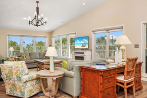 Smart TV, DVD player - Steps From The Beach, Great Deck Space, Open Floorplan ~ Sweet Home Apalachee (Indian Pass)