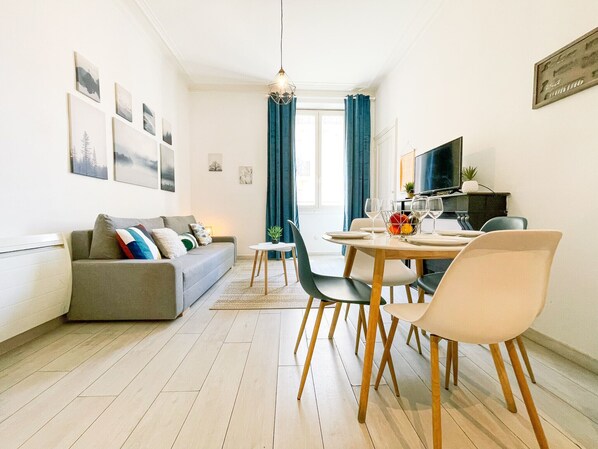 Dining - #B3 | Light Pink T2 near Jaurès, Estacade | Luminous 🦩 (Grenoble)