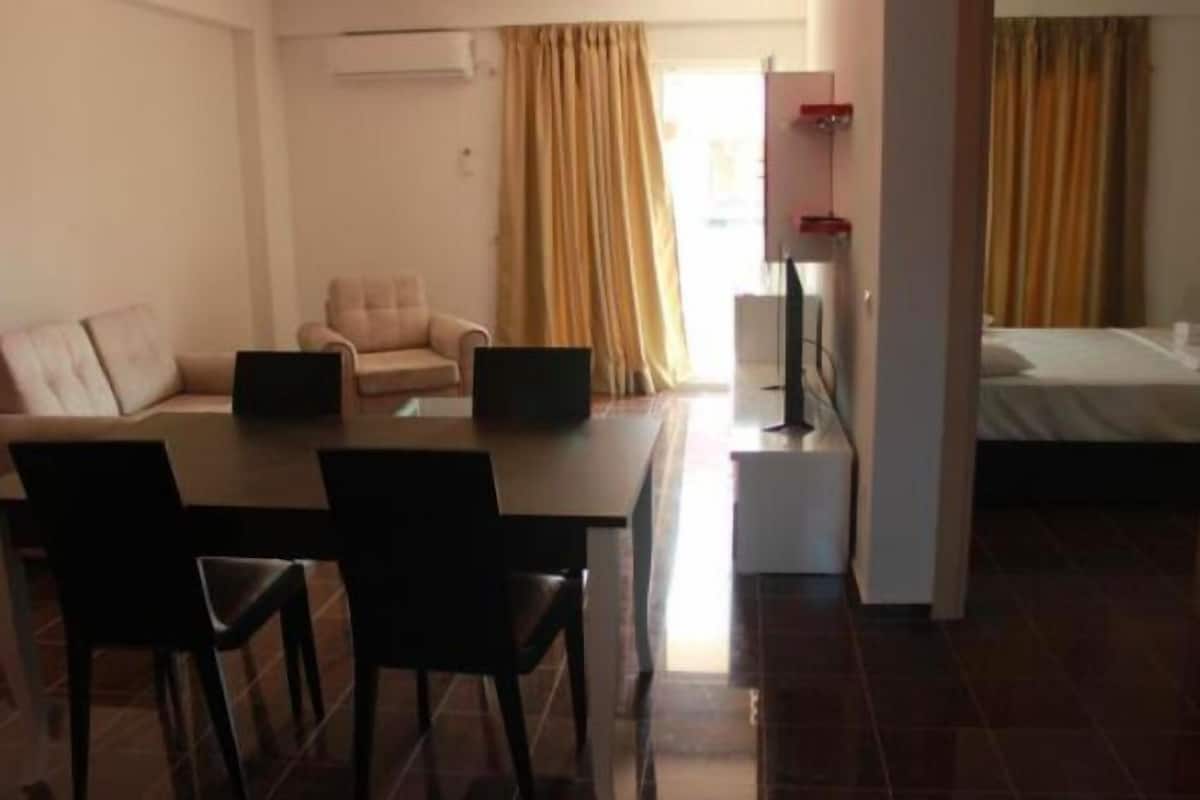 Departamento clásico | Minibar, caja de seguridad en la habitación y insonorización