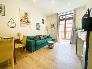 TV, books - #B1 | Chez Giuseppe 🍷 City center, pedestrian streets (Grenoble)