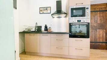 Réfrigérateur, micro-ondes, four, cafetière/bouilloire