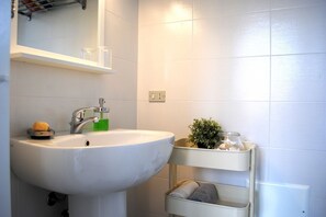 Shower, bidet - BNBOOK-CASCINA CRENNESE (GALLARATE)