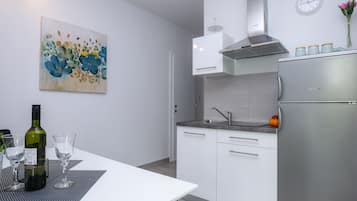 Réfrigérateur, plaque de cuisson, bouilloire électrique