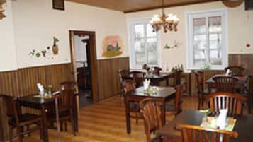 Sarapan prasmanan setiap hari (EUR 6.50 per orang)