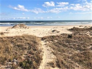 Beach nearby - Charming Nautical Retreat - Your Dog-Friendly Coastal Escape Awaits! (Emerald Isle)