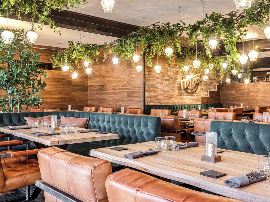 2 restaurants, breakfast served